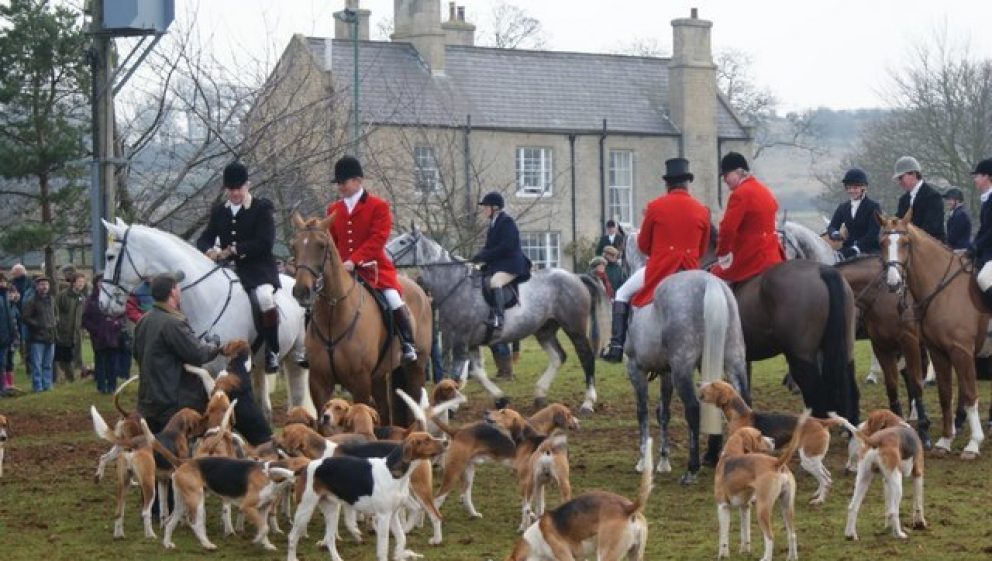 Belvoir Hunt meet at Honington House cc-by-sa/2.0 - © Simon Mortimer - geograph.org.uk/p/1131776